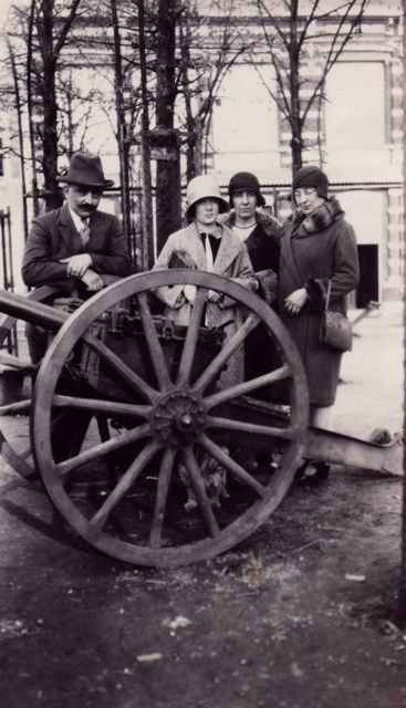 Ze hadden op de fancy fair een kanon gewonnen en dat gingen ze nu eens prominent in de voortuin zetten zie. De buren waren gewaarschuwd.